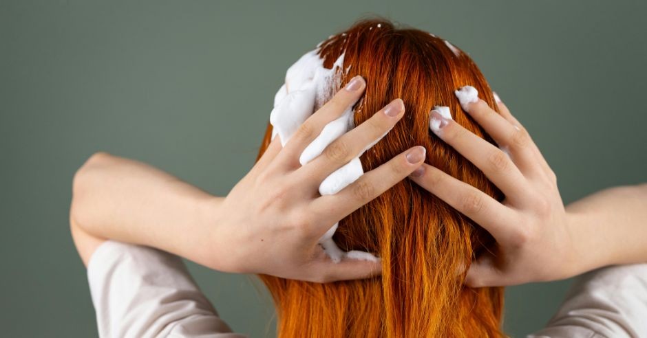 Zena vlasy sampon ilustracny zaber